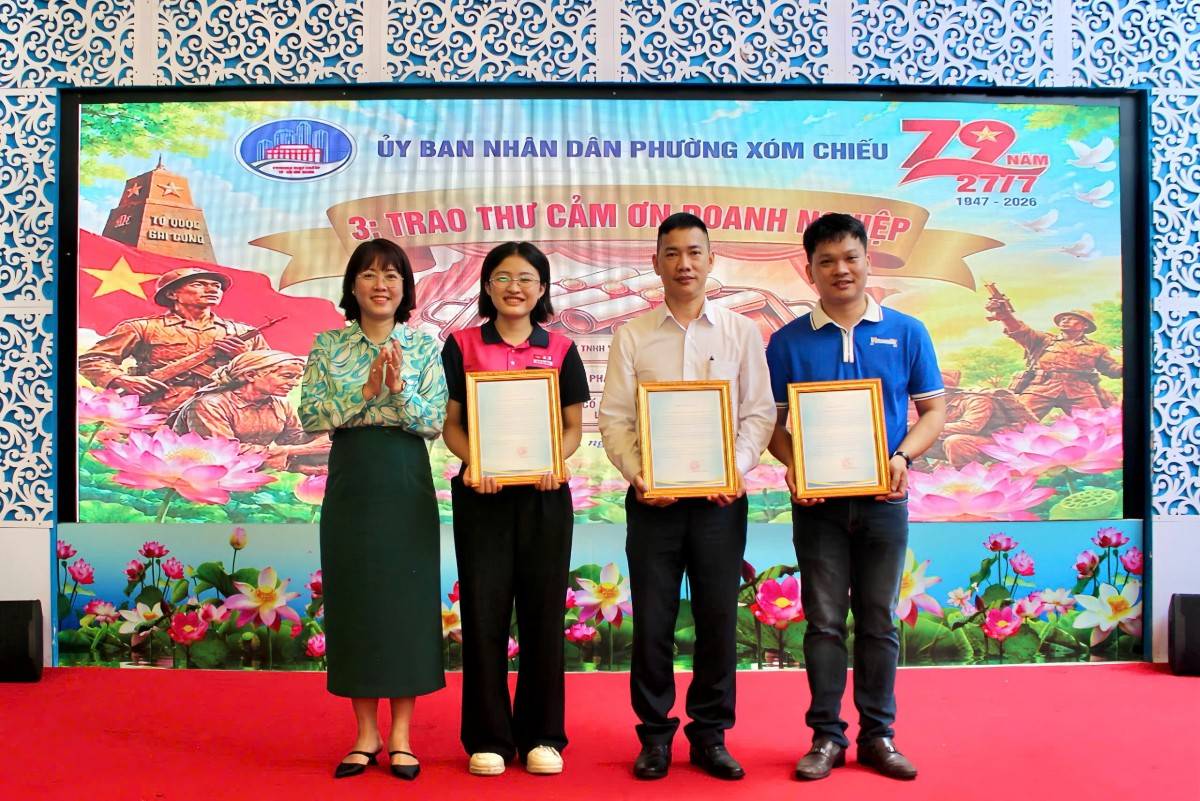 UBND phường Xóm Chiếu đã trao thư cảm ơn đến Công ty TNHH Yakult Việt Nam, Công ty Cổ phần Sữa Việt Nam và Công ty Cổ phần Thương mại Dịch vụ Lão Phù Food vì đã đồng hành cùng địa phương trong công tác an sinh xã hội, chăm lo người có công và các đối tượng chính sách.