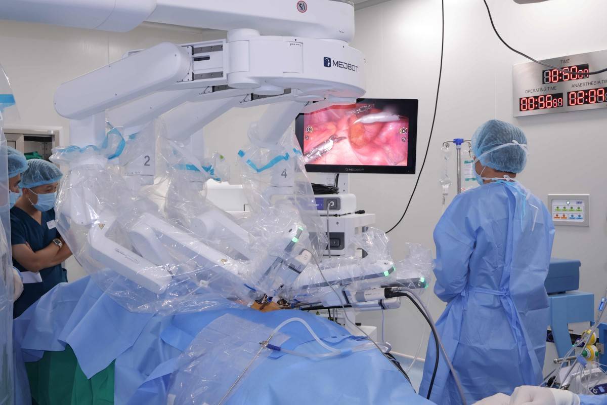 Sau quá trình hóa xạ trị, bệnh nhân được chuyển về Vinmec Cần Thơ để phẫu thuật cắt trước thấp trực tràng bằng phương pháp nội soi với sự hỗ trợ của robot Toumai MT-1000.