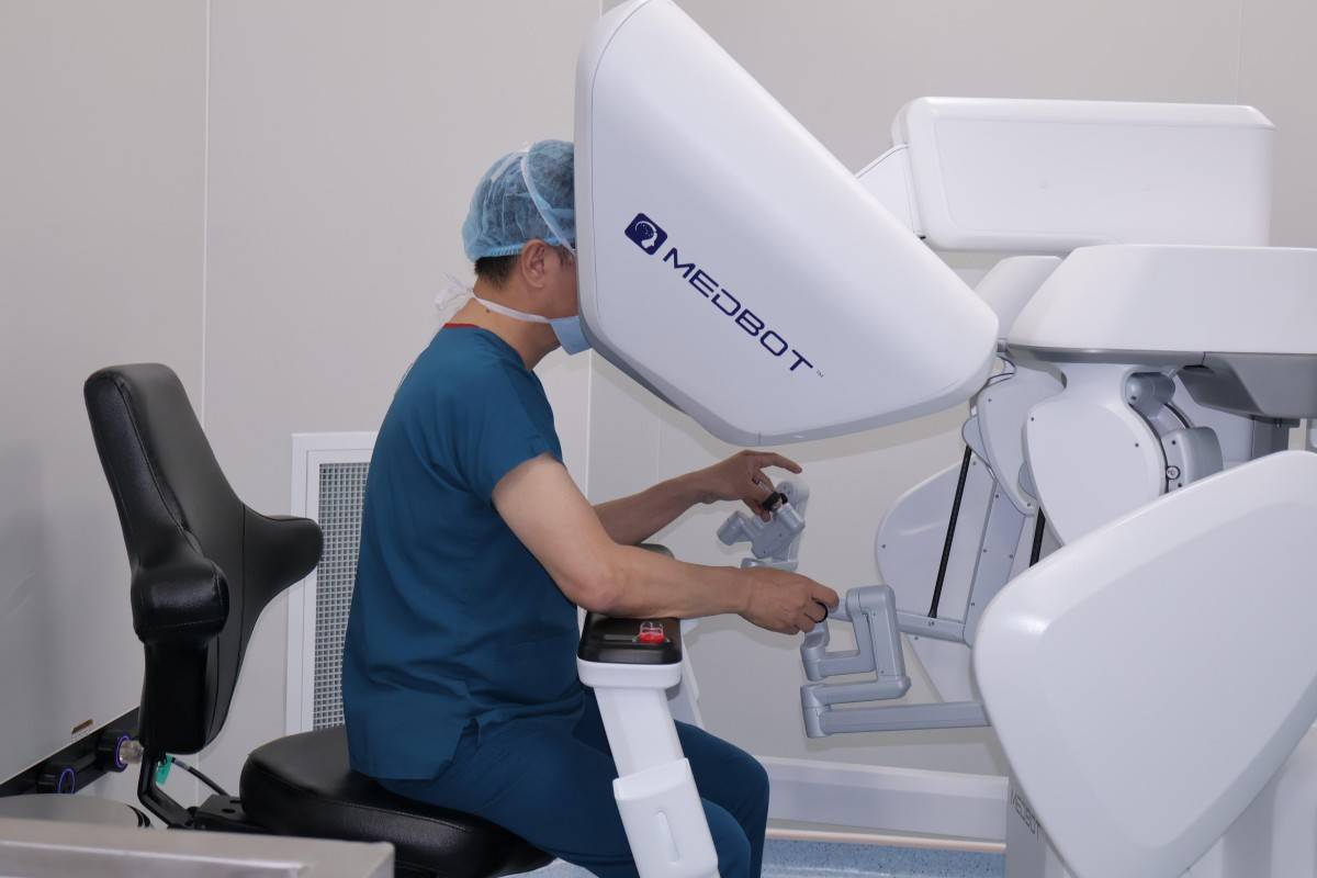 Robot Toumai hỗ trợ bác sĩ quan sát rõ hơn và thao tác chính xác hơn trong suốt ca phẫu thuật, đặc biệt ở những vị trí khó tiếp cận.