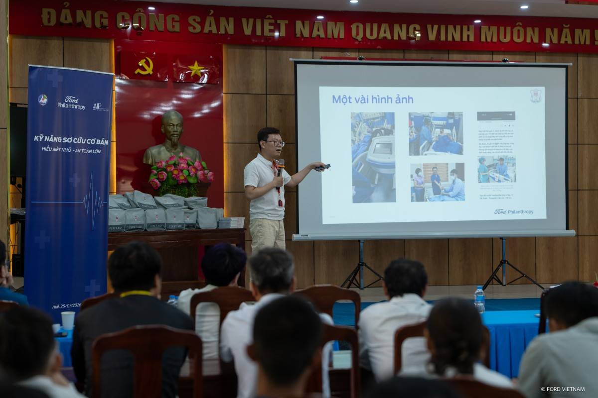 Bác sĩ Ngô Đức Hùng – Phó Giám đốc Trung tâm Hồi sức Cấp cứu, Bệnh viện Đại học Y Hà Nội – trực tiếp hướng dẫn các thành viên những kỹ năng sơ cứu và cứu hộ cơ bản.
