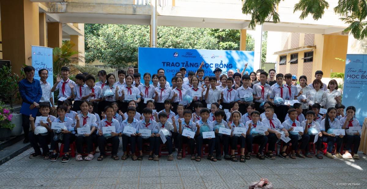 , Ford cũng trao tặng 67 suất học bổng và mũ bảo hiểm cho học sinh Trường THCS Lăng Cô 