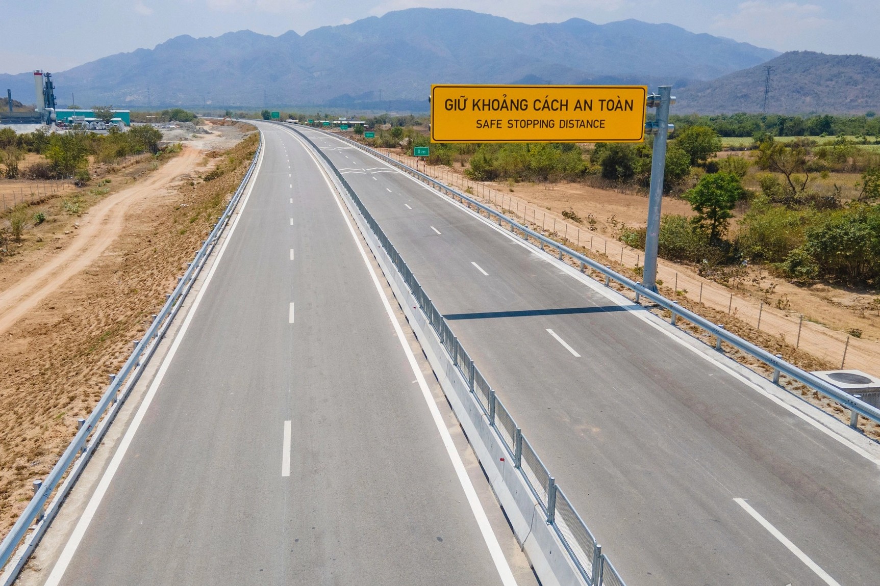 Cục CSGT đề xuất tổ chức làn vượt riêng trên cao tốc, siết quy định dừng đỗ