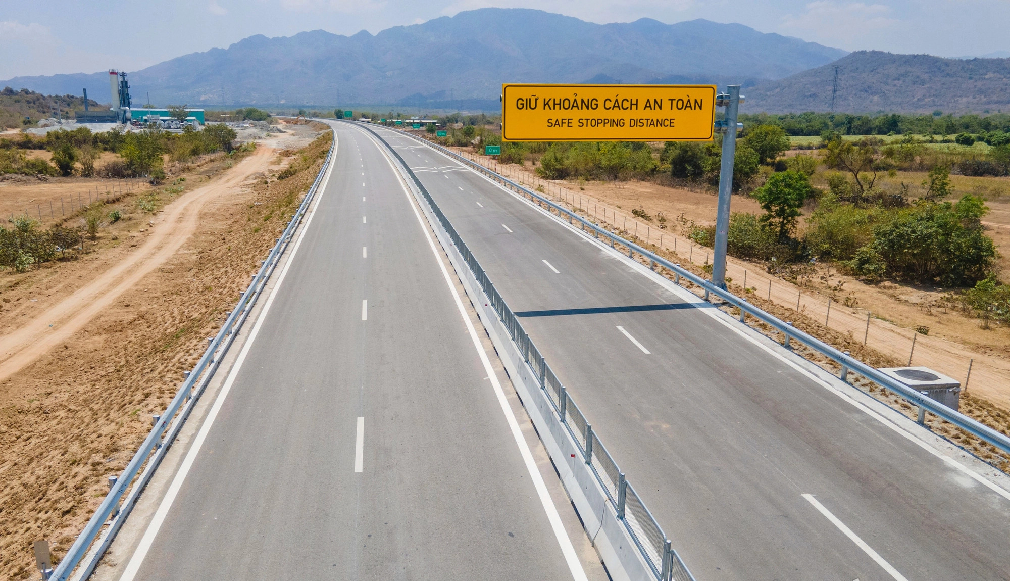 Cục CSGT đề xuất tổ chức làn vượt riêng trên cao tốc, siết quy định dừng đỗ
