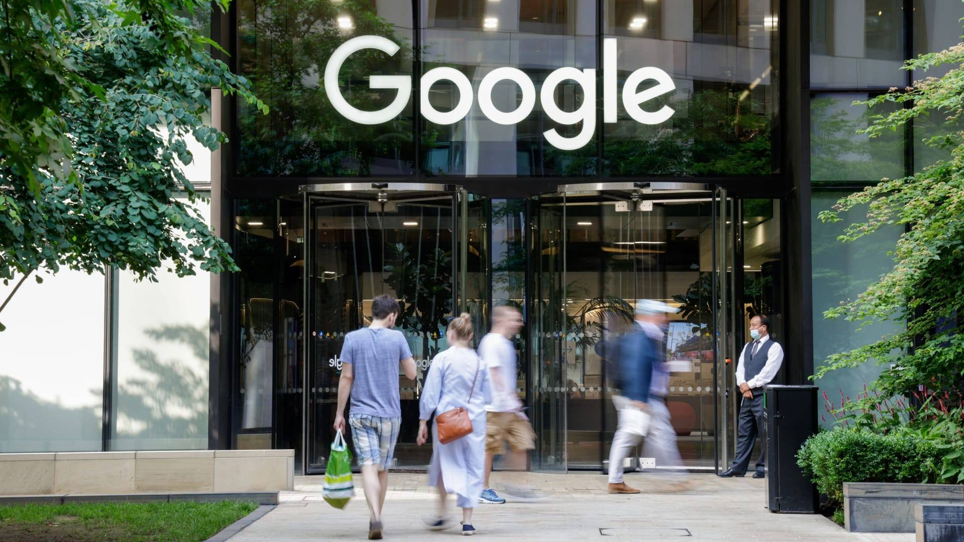 Google tuyển thêm gần 12.000 nhân viên giữa làn sóng AI