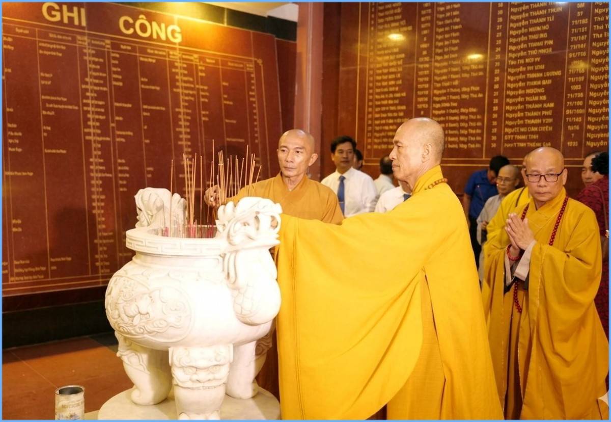 1.183 ngọn nến thắp sáng đạo lý “Uống nước nhớ nguồn” trên quê hương Khánh Hòa