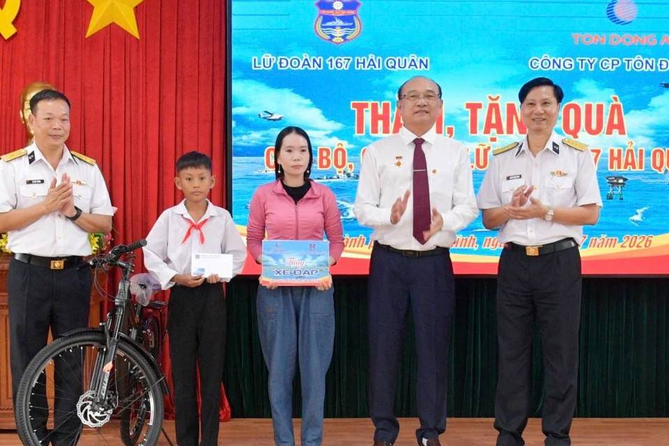 Công ty Cổ phần Tôn Đông Á  lan tỏa nghĩa tình “Đền ơn đáp nghĩa”