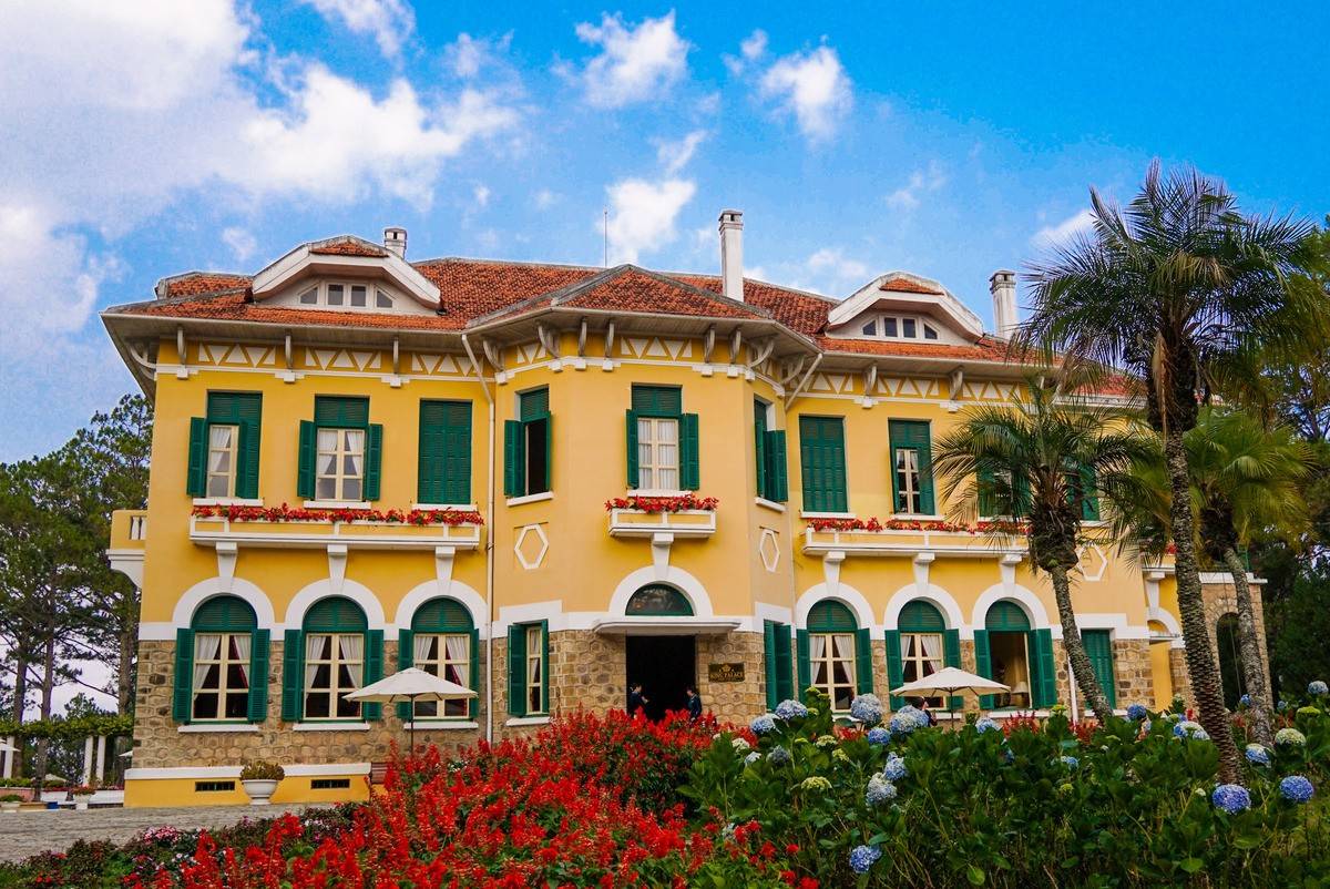 Công ty Cổ phần Hoàng Gia ĐL còn được biết đến là doanh nghiệp nợ tiền thuê biệt thự nhà nước ở TP. Đà Lạt, vụ việc này khiến UBND TP. Đà Lạt đã phải vào cuộc... phát văn bản yêu cầu doanh nghiệp hoàn thành các nghĩa vụ tài chính (Ảnh:lamdong.gov.vn).