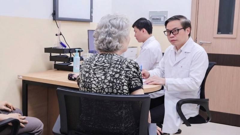 GS.TS.BS Trần Trung Dũng - Tổng Giám đốc Hệ thống Y tế Vinmec - là một trong 24 chuyên gia trực tiếp thăm khám cho người dân trong chương trình lần này.