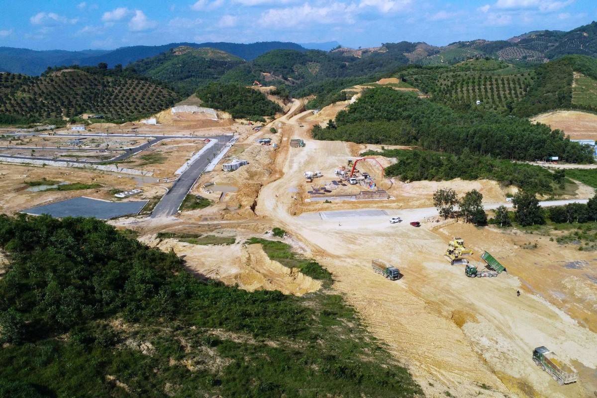 Máy móc thi công nhộn nhịp trên công trường dự án cao tốc Tân Phú - Bảo Lộc, đoạn đi qua xã Đạ Huoai, tỉnh Lâm Đồng