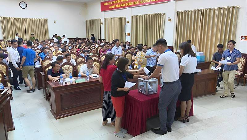 Ngoài ra, về chế tài xử lý người trúng đấu giá, dự thảo luật bổ sung quy định cấm tham gia đấu giá đối với người trúng đấu giá nhưng bỏ cọc trên cơ sở luật hóa quy định Nghị quyết số 66.11/NQ-CP nhằm góp phần khắc phục tình trạng tham gia đấu giá nhằm mục đích trục lợi, gây ảnh hưởng xấu đến thị trường bất động sản. Đồng thời, bổ sung chế tài người trúng đấu giá có hành vi vi phạm quy định của Luật Đấu giá tài sản dẫn đến kết quả đấu giá không được phê duyệt hoặc hủy quyết định phê duyệt kết quả đấu giá tài sản thì không được nhận lại khoản tiền đặt cọc để bảo đảm việc thực hiện nghĩa vụ bồi thường thiệt hại do kết quả đấu giá bị hủy.
