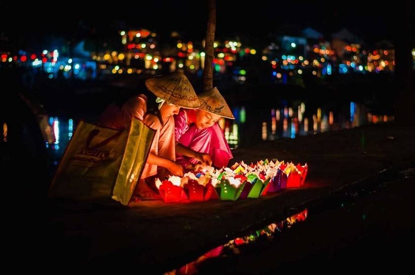 Lễ hội hoa đăng Hội An là một trong những lễ hội văn hóa truyền thống đặc sắc nhất của người dân phố Hội. Nghi thức thả hoa đăng vốn xuất phát từ Phật giáo, việc thả hoa đăng giống như một lời cầu nguyện, chắp cánh hy vọng, cầu nguyện về những điều an yên, hạnh phúc trong cuộc sống.