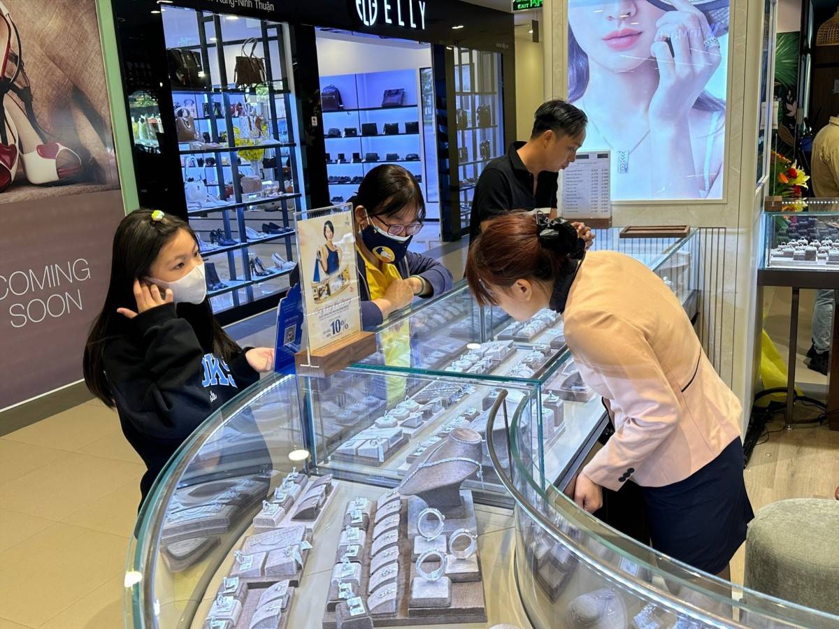 PNJ đã chi hơn 7.000 tỷ đồng mua lại kim cương và vàng trong tháng 'sóng gió'