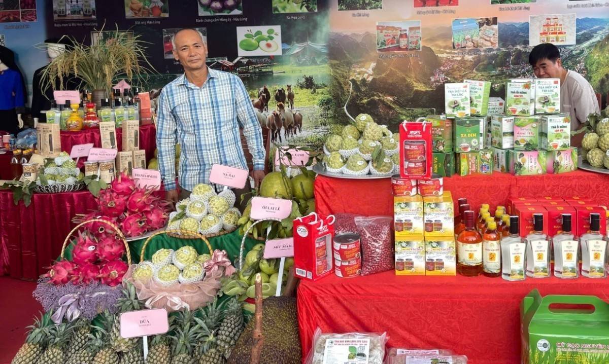 Đặc sản Lạng Sơn đến Hà Nội quảng bá, livestream kết hợp bán hàng