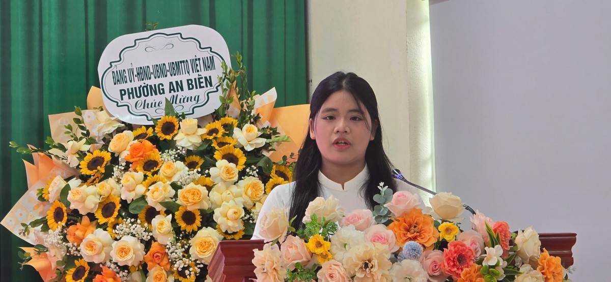 Em Nguyễn Thu Huyền lớp 12A2 trường THPT  Lê Chân vinh dự và xúc động khi được đại diện cho các bạn học sinh gia nhập  lớp CLB thư pháp  của nhà trường