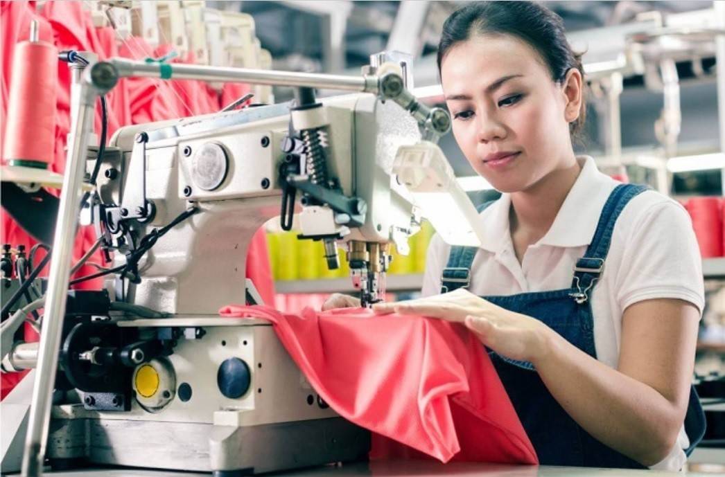 Hiện nay, một trong những tiêu chuẩn ngành dệt may được sử dụng nhiều nhất là RCS. Đây là tiêu chuẩn thường được áp dụng trong quá trình theo dõi nguyên liệu thô tái chế. Nhờ áp dụng tiêu chuẩn này trong chuỗi cung ứng, các đơn vị sản xuất có thể xác định được lượng nguyên liệu tái chế. Đồng thời, thông qua tiêu chuẩn, các doanh nghiệp còn đảm bảo được về tính minh bạch trong thành phần của sản phẩm, từ đó nâng cao uy tín của doanh nghiệp đối với người sử dụng.