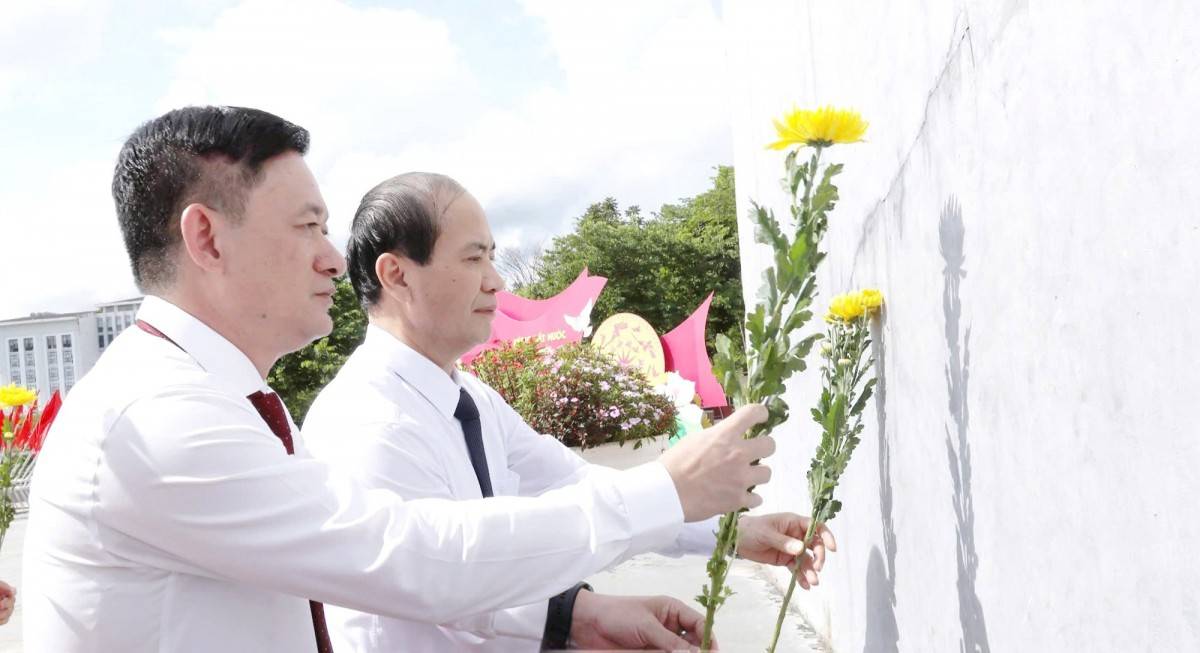 Doanh nhân Sơn La dâng hương tưởng niệm Bác Hồ trước thềm Đại hội