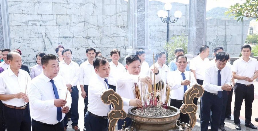 Doanh nhân Sơn La dâng hương tưởng niệm Bác Hồ trước thềm Đại hội