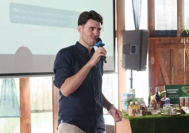Ông chủ trẻ người Đức chia sẻ cách đạt tiêu chuẩn EU Bio và Naturland Fair của trang trại hữu cơ