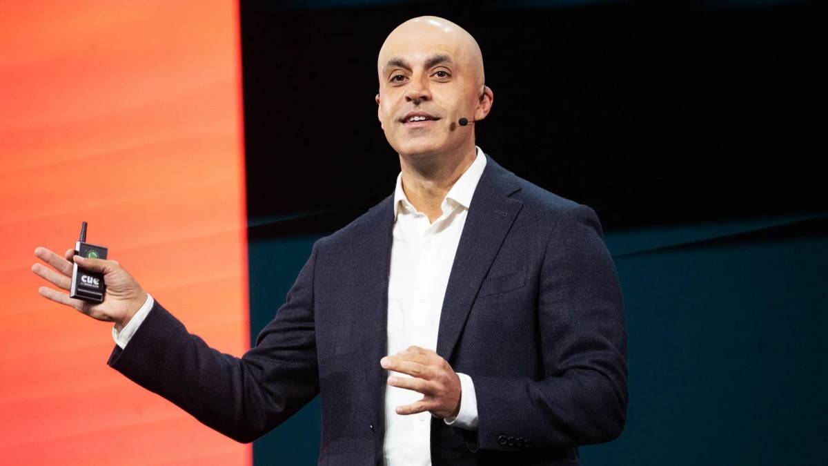 đồng sáng lập kiêm CEO Databricks, một trong những công ty AI dữ liệu giá trị nhất thế giới.Ali Ghodsi trình bày tại sự kiện của Databricks, nơi công ty công bố nhiều chiến lược về dữ liệu và AI doanh nghiệp.