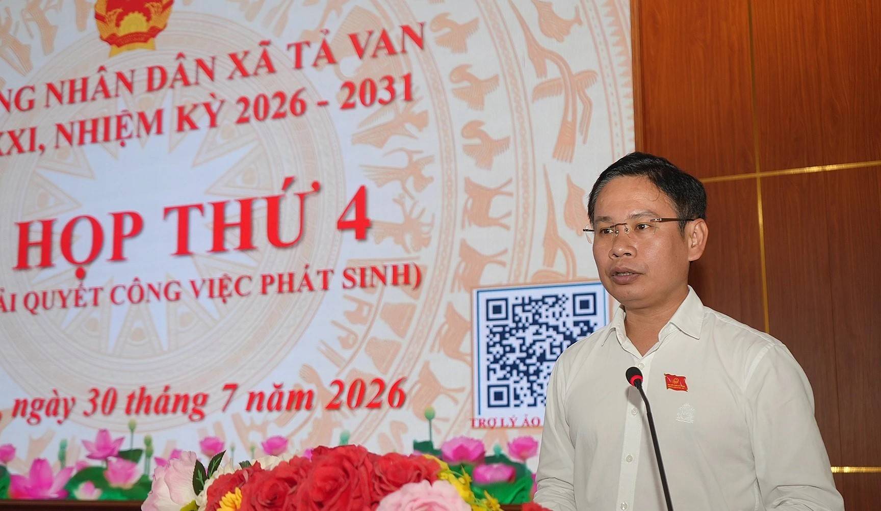Cao Bá Quý - Phó Bí thư Đảng ủy, Chủ tịch UBND xã phát biểu ý kiến và giải trình tại kỳ họp.