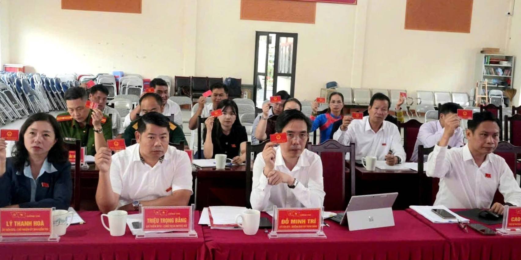 Các đại biểu tham dự kỳ họp biểu quyết thông qua 5 nghị quyết quan trọng được trình bày tại kỳ họp.
