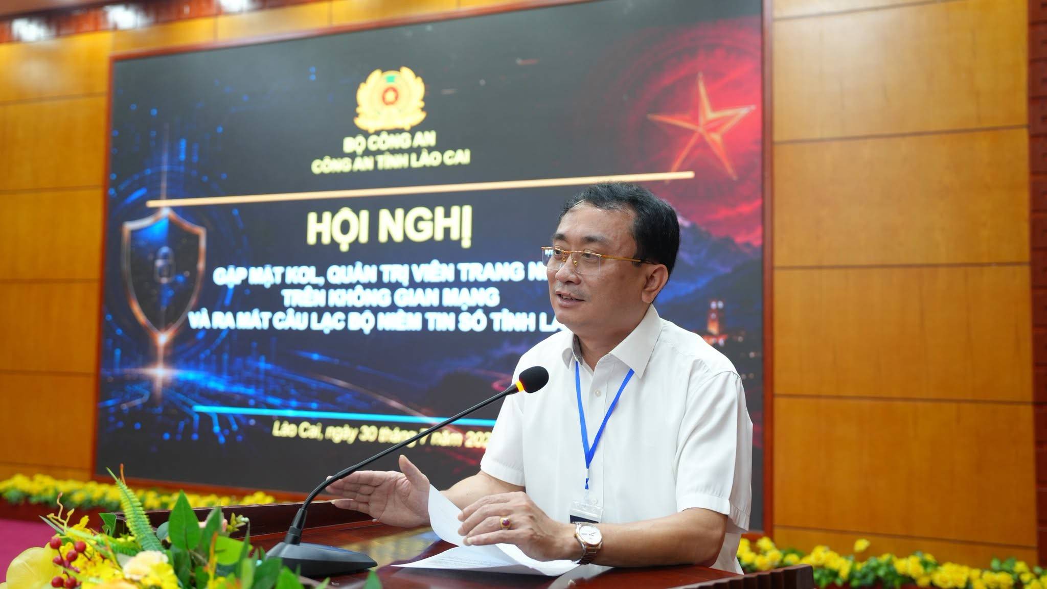 Đại tá Nguyễn Mạnh Hùng, Phó Giám đốc Công an tỉnh Lào Cai phát biểu chỉ đạo tại hội nghị.