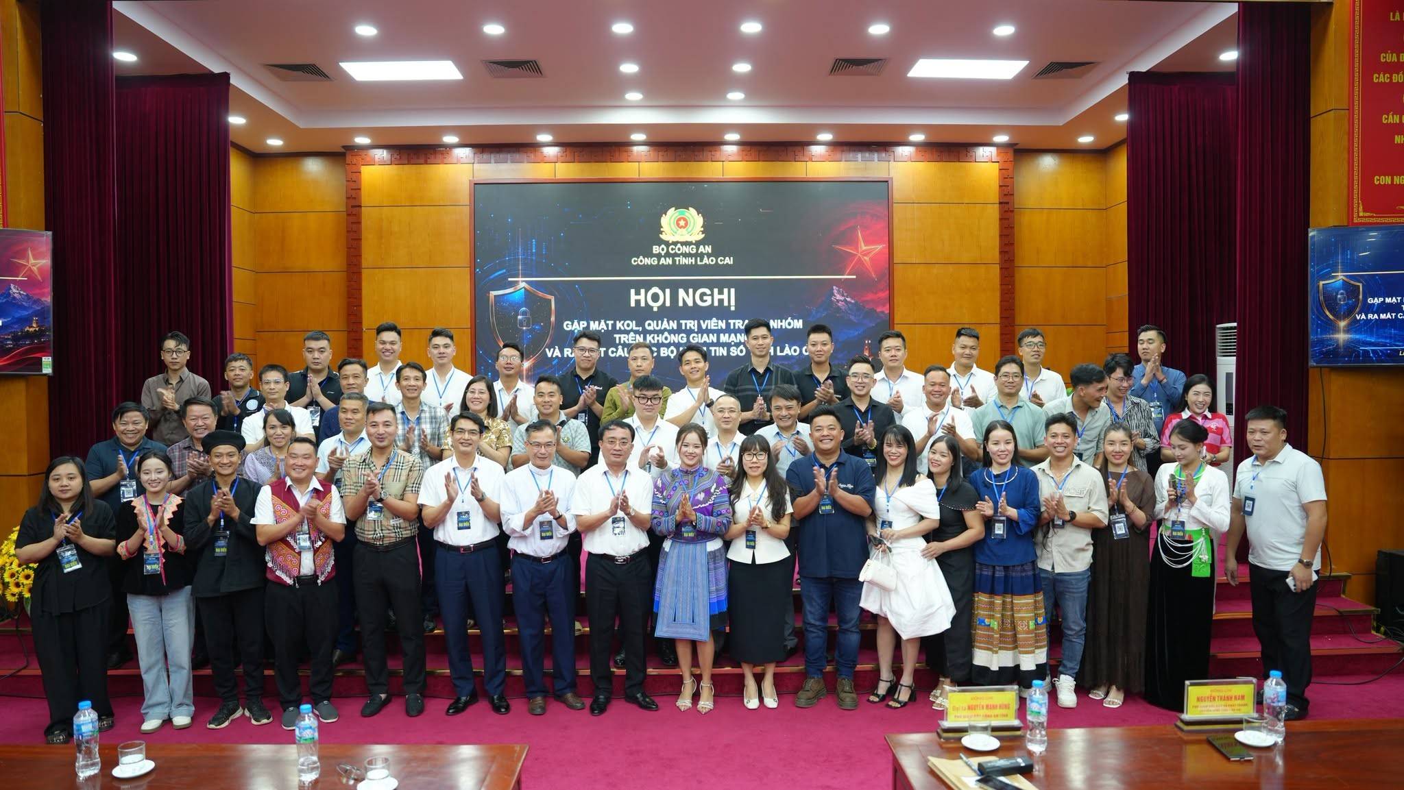 Các đại biểu chụp ảnh lưu niệm