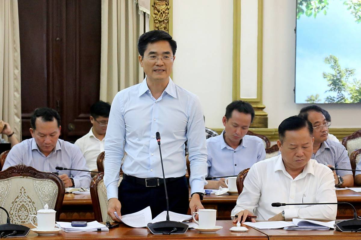 Lãnh đạo Sở Xây dựng báo cáo Đề án chỉnh trang đô thị tại TP Hồ Chí Minh