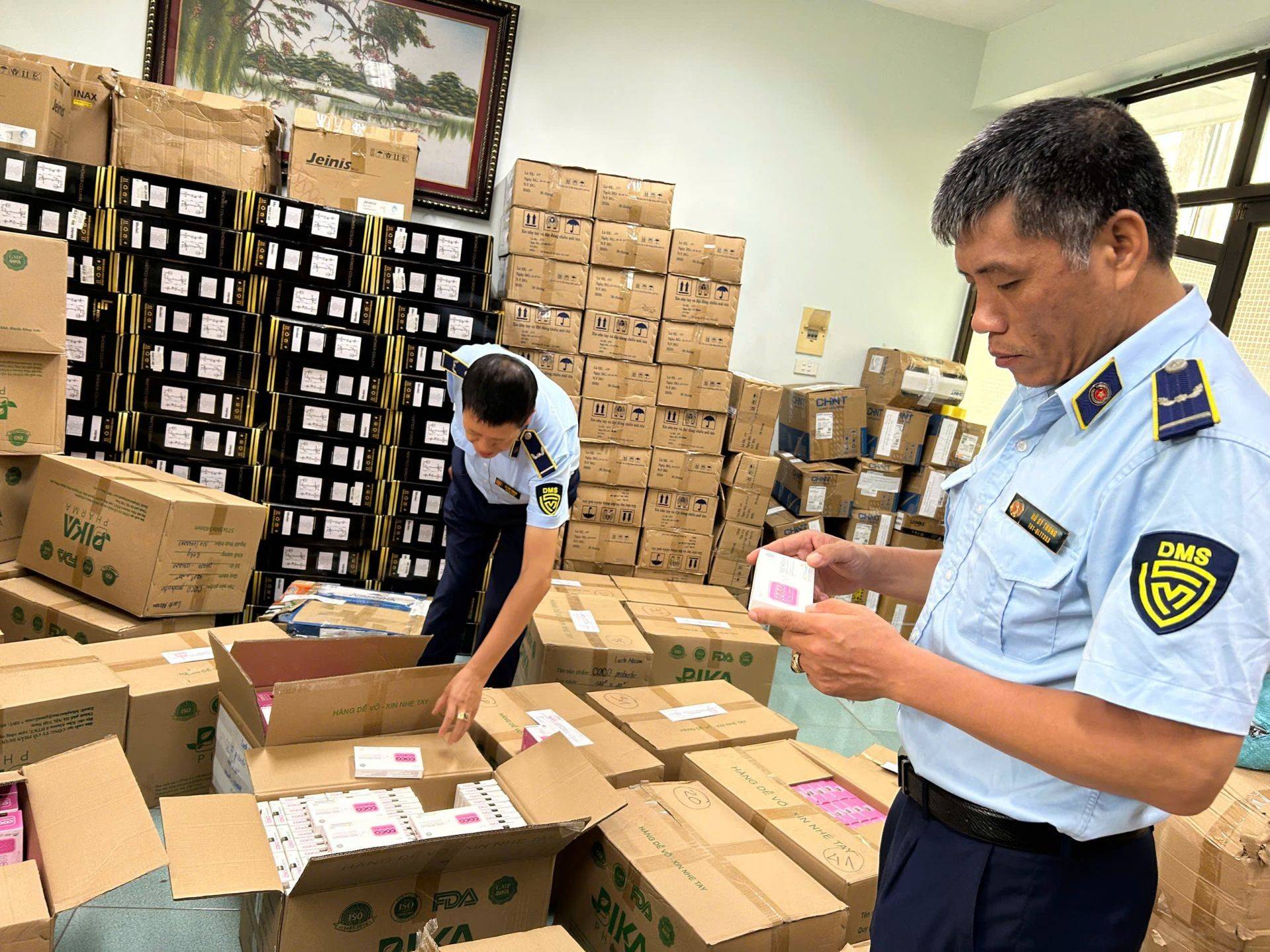 Hà Nội xử lý hơn 2.700 vụ buôn lậu, gian lận thương mại trong tháng 7, thu ngân sách gần 749 tỷ đồng