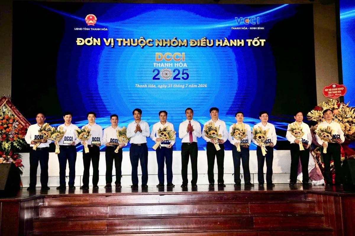 Chủ tịch UBND tỉnh Tô Anh Dũng và Trưởng Ban Tuyên giáo và Dân vận Tỉnh ủy Đào Xuân Yên trao biểu trưng và tặng hoa cho các các xã, phường thuộc nhóm tốt.