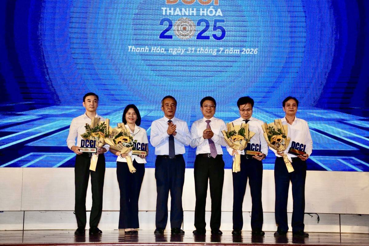 Bí thư Tỉnh ủy Lê Đức Thái và Chủ tịch VCCI Hồ Sỹ Hùng trao biểu trưng và tặng hoa cho các sở, ban, ngành thuộc nhóm điều hành tốt.