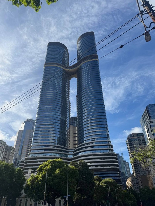 Phía ngoài toà nhà Shangri-La Melbourne, nằm tại trung tâm thành phố