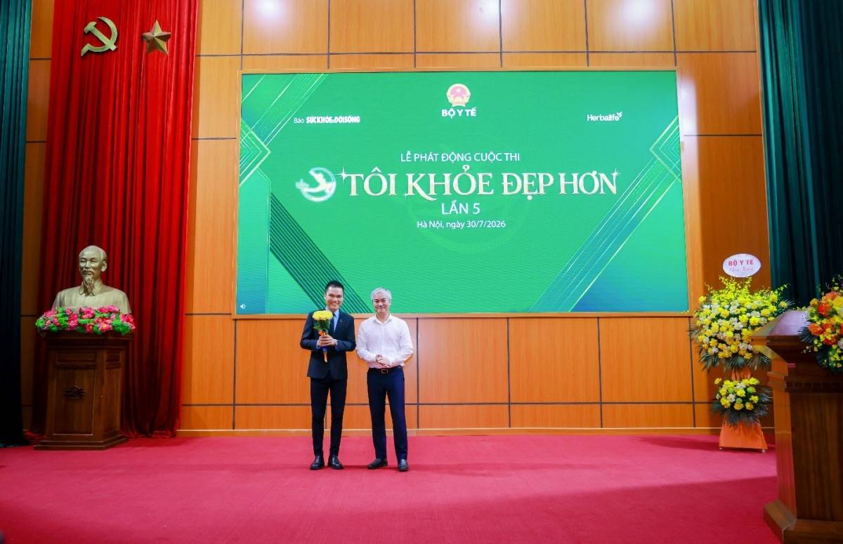 Nhà báo Trần Tuấn Linh, Tổng Biên tập Báo Sức khỏe và Đời sống kiêm Trưởng ban Tổ chức Cuộc thi trao hoa cảm ơn Nhà Tài Trợ Herbalife Việt Nam
