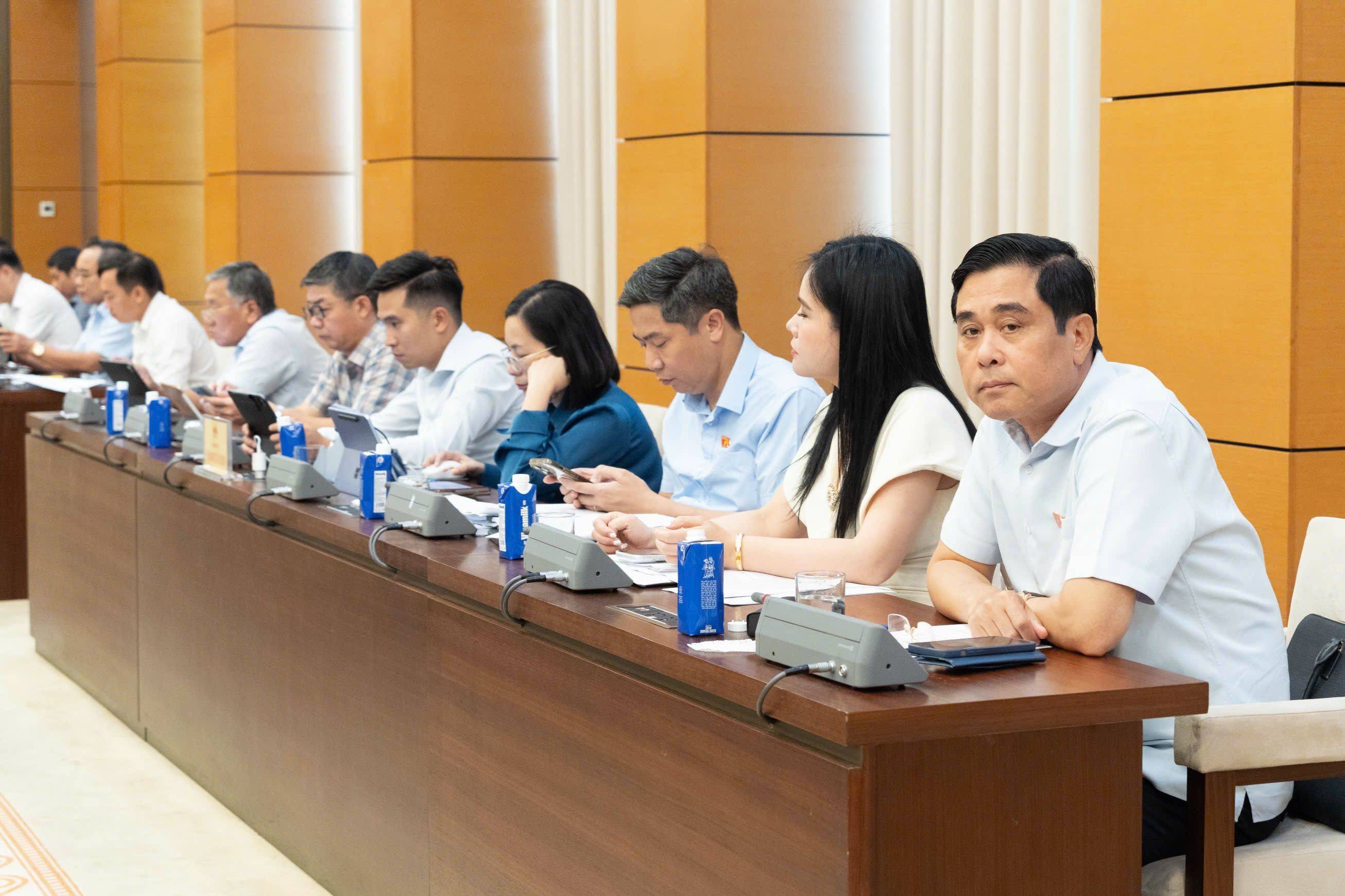 Ủy ban Kinh tế và Tài chính thẩm tra 2 dự án luật, 2 dự thảo nghị quyết