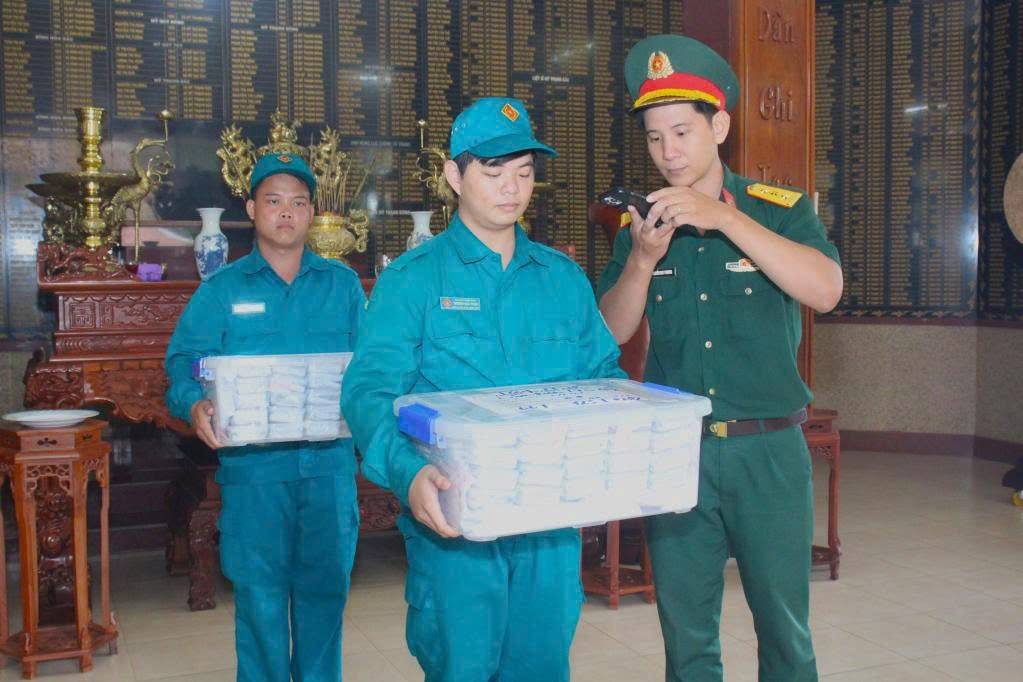 Tổ vận chuyển thuộc Ban Chỉ đạo 515 tỉnh Tây Ninh đã thực hiện quy trình kiểm tra nghiêm ngặt đối với từng thùng chứa mẫu sinh phẩm. 