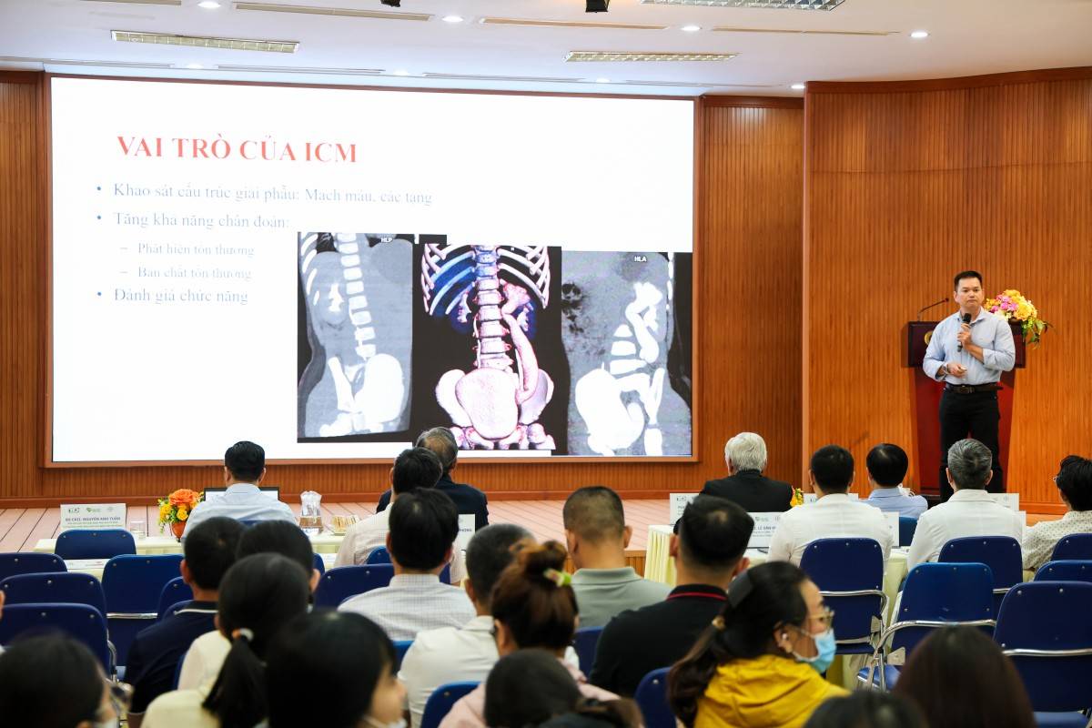 BSCKII Nguyễn Anh Tuấn trình bày chuyên đề về sử dụng thuốc cản quang trong chụp CT