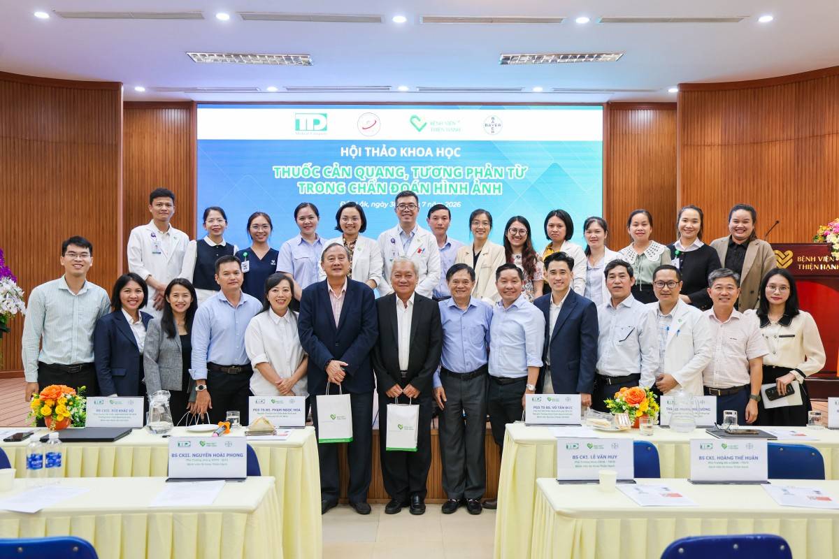 Các đại biểu chụp hình lưu niệm tổng kết hội thảo.