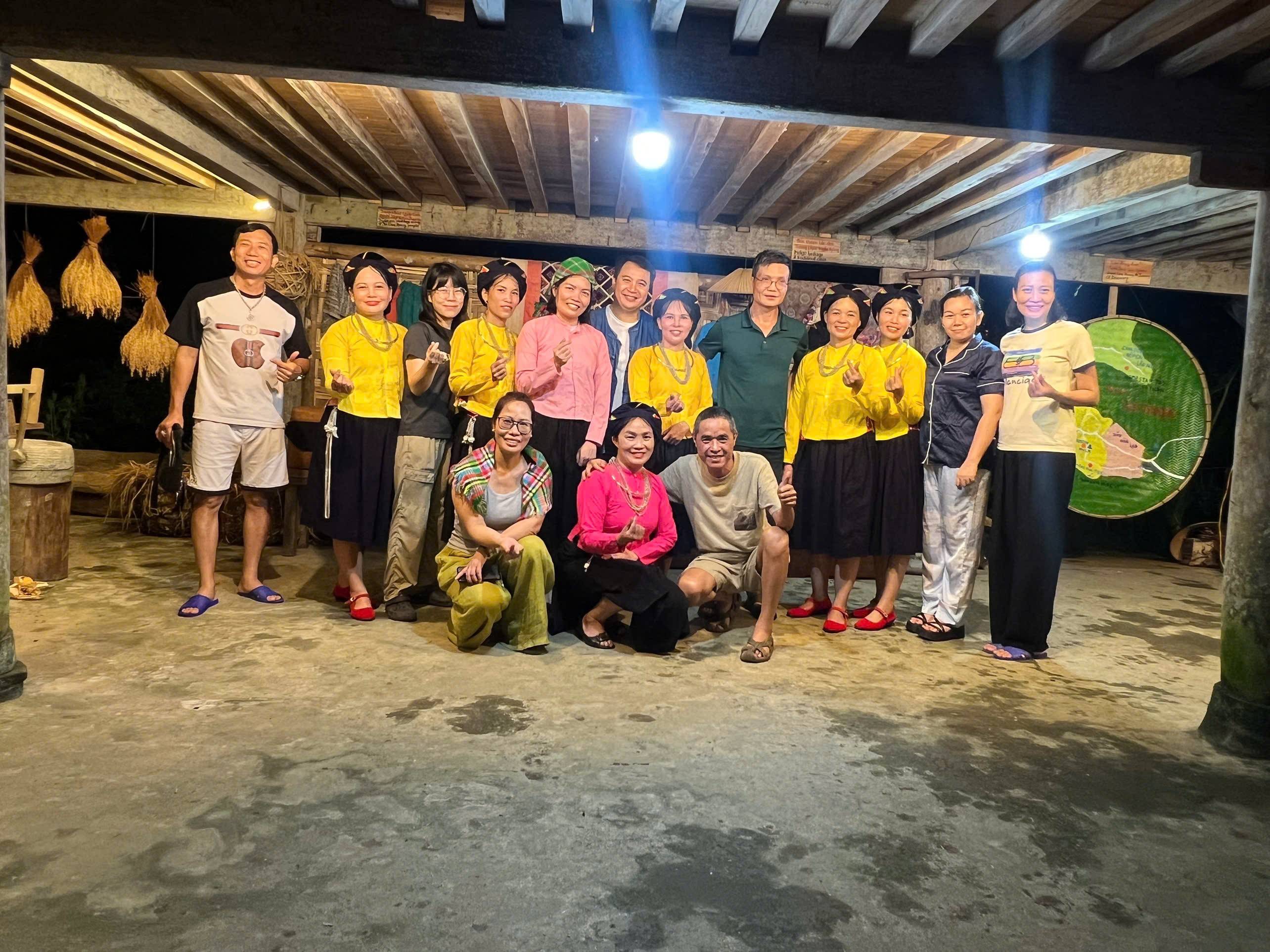 Du khách giao lưu, trải nghiệm không gian văn hóa truyền thống tại HTX nông nghiệp và dịch vụ Lâm Thượng