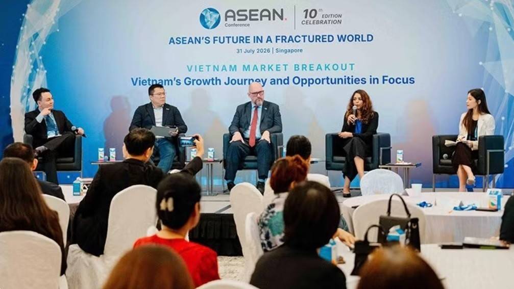 Hội Doanh nhân trẻ Việt Nam phối hợp Liên đoàn Doanh nghiệp Singapore (Singapore Business Federation-SBF) và các đối tác tổ chức Phiên tham vấn quốc tế Diễn đàn Kinh tế tư nhân Việt Nam (VPSF) 2026, trong khuôn khổ ASEAN Conference và Diễn đàn ASEANext 2026 tại Singapore. Trong ảnh: Các diễn giả và đại biểu tại phiên tham vấn  (Ảnh: Trung ương Hội Doanh nhân trẻ). 
