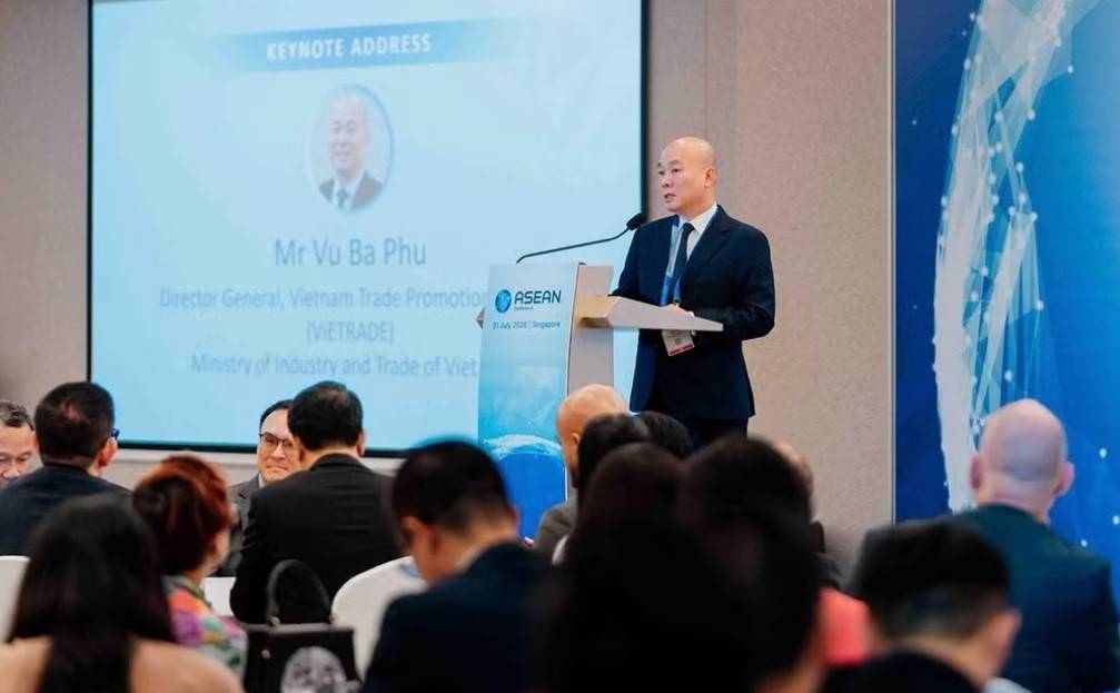 Cục trưởng Cục Xúc tiến thương mại (Bộ Công thương) Vũ Bá Phú tham luận tại phiên làm việc (Ảnh: Trung ương Hội Doanh nhân trẻ). 