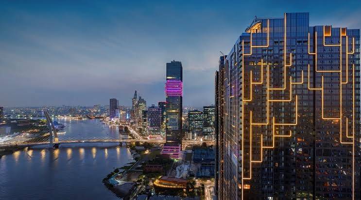 Bất động sản hàng hiệu (branded residences) là loại hình nhà ở cao cấp được thiết kế, xây dựng và vận hành theo tiêu chuẩn nghiêm ngặt của các thương hiệu quốc tế danh tiếng như Marriott, Ritz-Carlton, Four Seasons, Armani,... Những dự án này nổi bật với vị trí đắc địa, dịch vụ chuẩn 5 sao và chất lượng quản lý tương đương các khách sạn siêu sang.