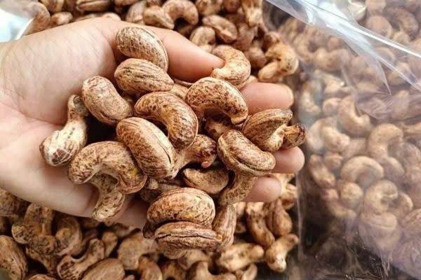 Việt Nam duy trì vị thế xuất khẩu hàng đầu nhưng vẫn nhập siêu hơn 390 triệu USD điều thô để đảm bảo công suất