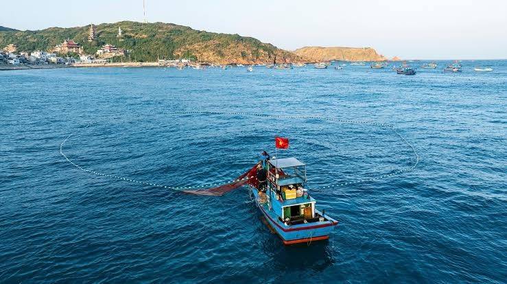 Hà Tĩnh hoàn thành cấp biển số cho 299 tàu cá gần bờ tại xã Đồng Tiến