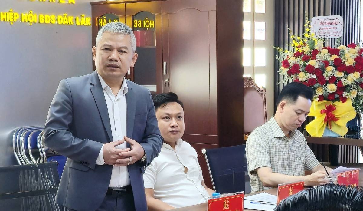 Ông Lê Thế Quân - Phó chủ tịch Thường trực Hiệp hội BĐS Đắk Lắk chủ trì cuộc họp.