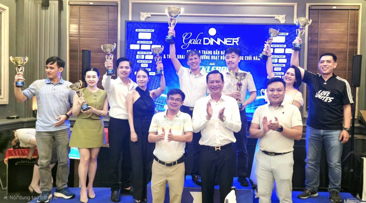 Ông Phạm Đông Thanh - Chủ tịch Hiệp hội Doanh nghiệp tỉnh Đắk Lắk (người mặc áo trắng nhìn từ trái qua) và lãnh đạo Hiệp hội BĐS Đắk Lắk trao thưởng cho các cá nhân đạt thành tích cao tại Giải Pickleball tranh Cup BDS Thịnh Phát.    