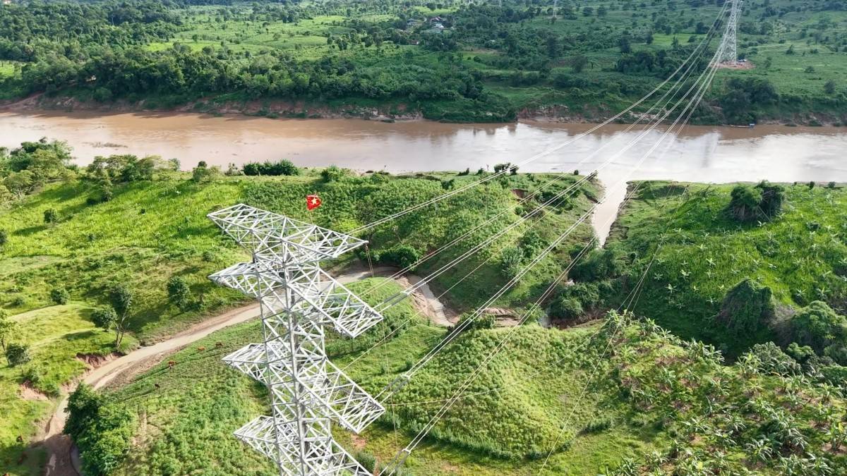 Tuyến đường dây truyền tải 220kV từ nhà máy điện gió Savan 1 trên lãnh thổ Lào đã được hoàn thành sau hơn 6 tháng thi công. (Ảnh: T&T Group)