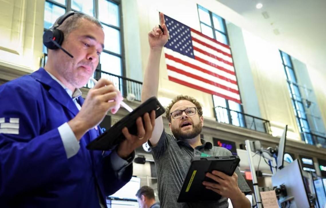 Tính chung cả tuần, ba chỉ số lớn đều ghi nhận mức tăng tích cực. Nasdaq tăng khoảng 1,6%, trong khi S&P 500 và Dow Jones cùng tăng gần 1%. Kết quả này giúp Phố Wall khép lại tháng 7 với tâm lý lạc quan hơn sau những biến động mạnh trong nửa cuối tháng.