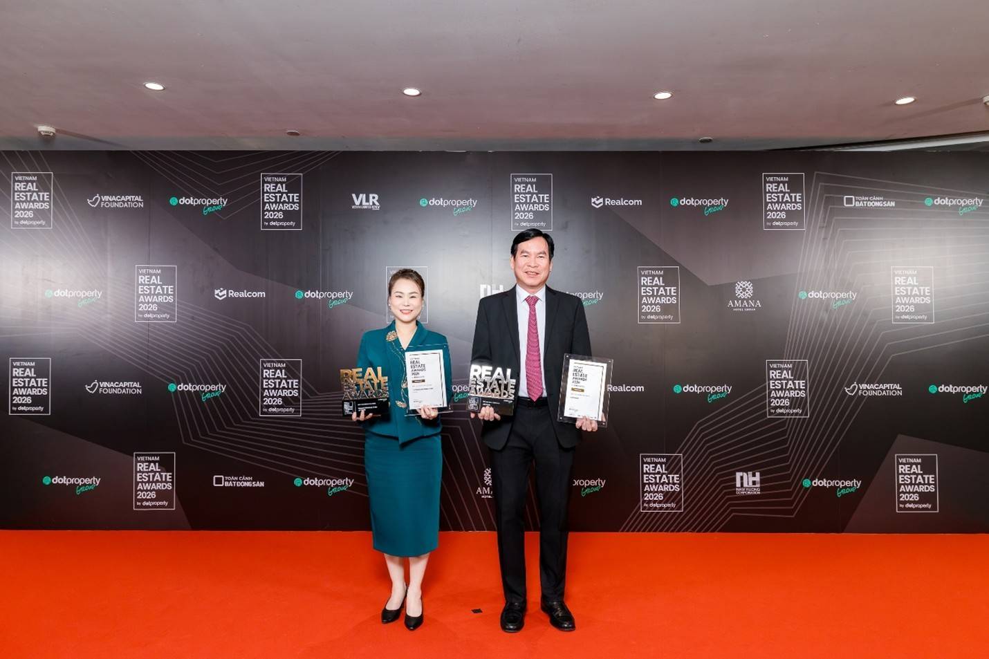 Tập đoàn Lê Phong ghi “cú đúp” tại Dot Property Vietnam Awards 2026 với hai hạng mục quan trọng, khẳng định dấu ấn về năng lực phát triển doanh nghiệp và chất lượng dự án.