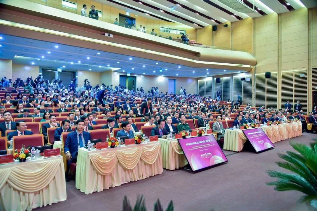Hơn 500 đại biểu từ các ban, bộ, ngành Trung ương, lãnh đạo các địa phương, đại diện các cơ quan ngoại vụ địa phương và các Đại sứ, trưởng Cơ quan đại diện Việt Nam ở nước ngoài, trưởng Cơ quan đại diện được tiến cử và lãnh đạo các đơn vị của Bộ Ngoại giao đã tham dự Hội nghị.