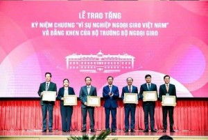 Lãnh đạo UBND tỉnh Đồng Tháp nhận Kỷ niệm chương “Vì sự nghiệp ngoại giao Việt Nam”